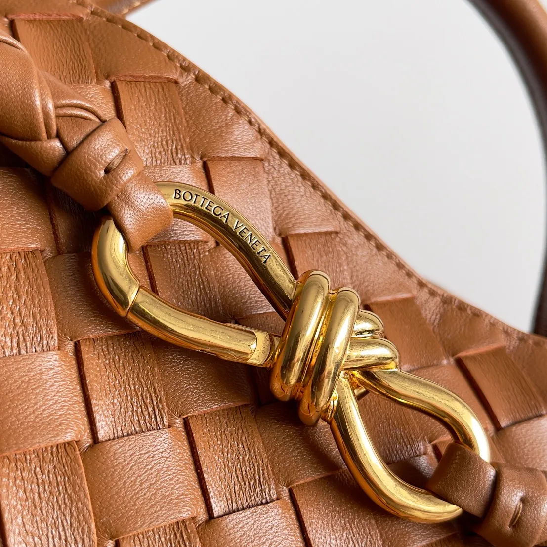 The 2023 new Andiamo batch of 2260 BV has been shipped‼ ️Really popular🔥The new Andiamo woven handbag launched by Bottega Veneta this season is really popular all over the world! ! Celebrities at home and abroad have worn it, and Oscar-winning actress Michelle Yeoh has taken it out on the street. Song Jia, Trai Yara, Yu Feihong, Sanji Ayaka, Rosie Hunting-Whiteley, Yoshioka Riho, etc. have all picked up this bag. It is classic and versatile, showing off its temperament, and the bag capacity is also large, which is very convenient for daily commuting! ! A variety of carrying methods, the shoulder straps can be adjusted by yourself, the original lambskin feels soft and delicate, and the unisex style breaks the gender boundaries and brings a more practical and long-lasting use experience. Andiamo, which has both elegant and casual styles, perfectly interprets the true appearance of "fashionable old money style". Style number: 743572 Size: 32*24*12